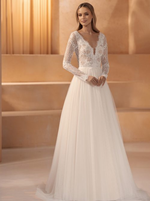 Bianco Evento. Model Savanna. Prinsesse brudekjole i tyl. Overkroppen har smukke blonder, v-udskæring foran og bagpå samt lange slanke blondeærmer.