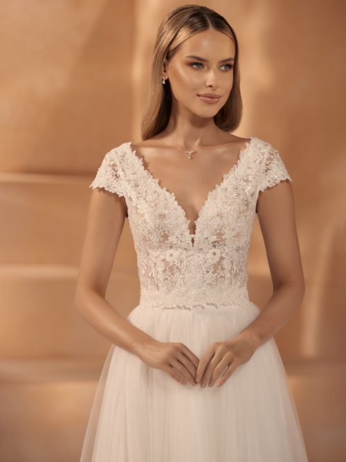 Bianco Evento. Model E-434. Kortærme blondebolero med v-udskæring foran og bagpå.