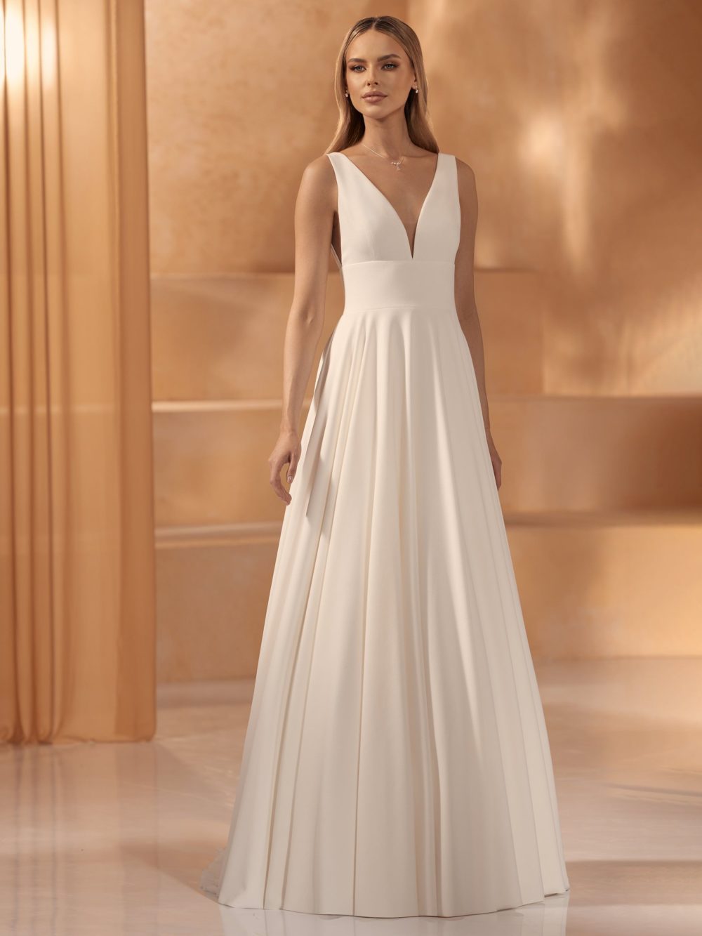 Bianco Evento. Model Pola. Helt enkel og minimalistisk smuk brudekjole med v-udskæring både foran og bagpå.