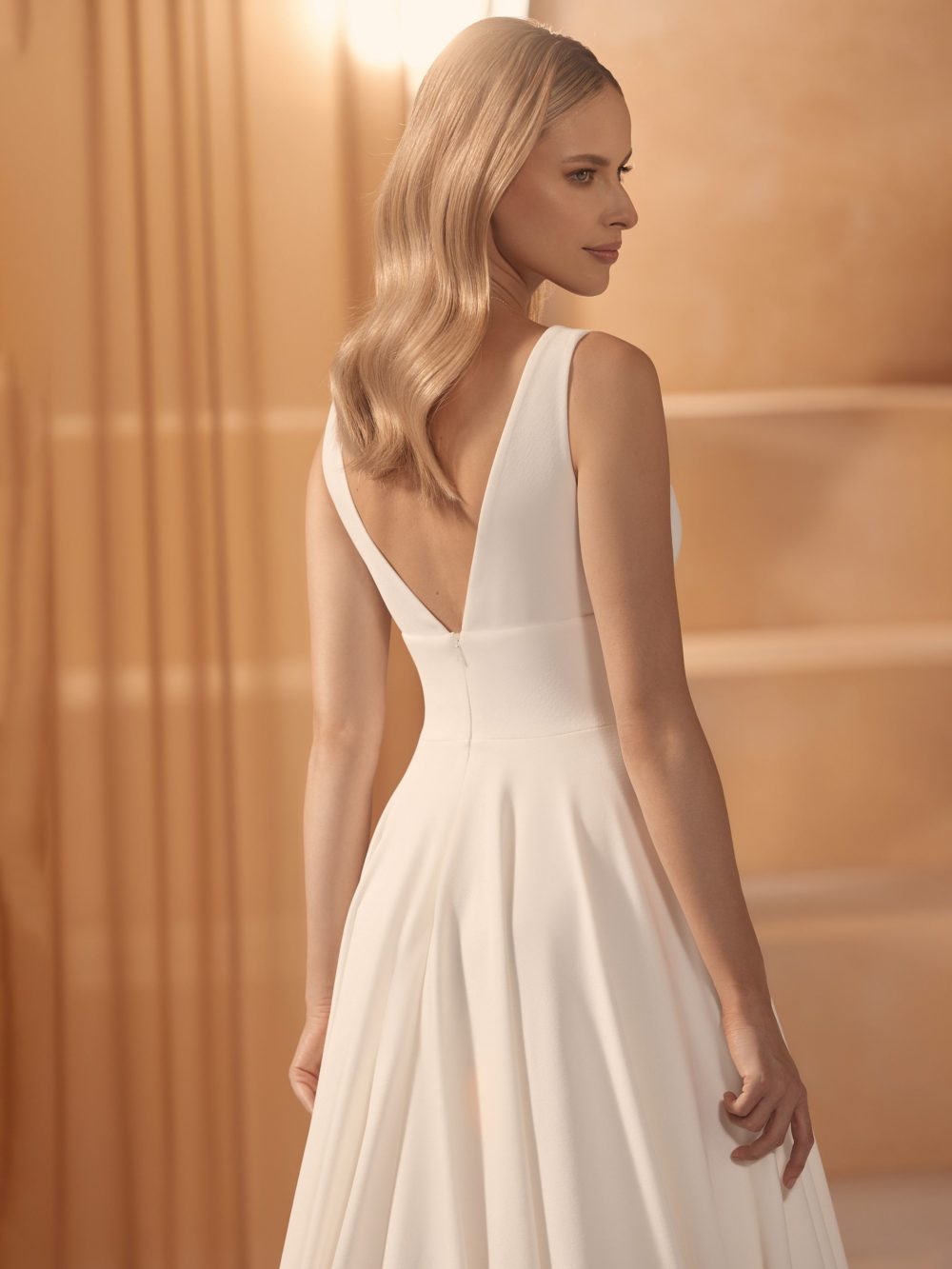 Bianco Evento. Model Pola. Helt enkel og minimalistisk smuk brudekjole med v-udskæring både foran og bagpå.