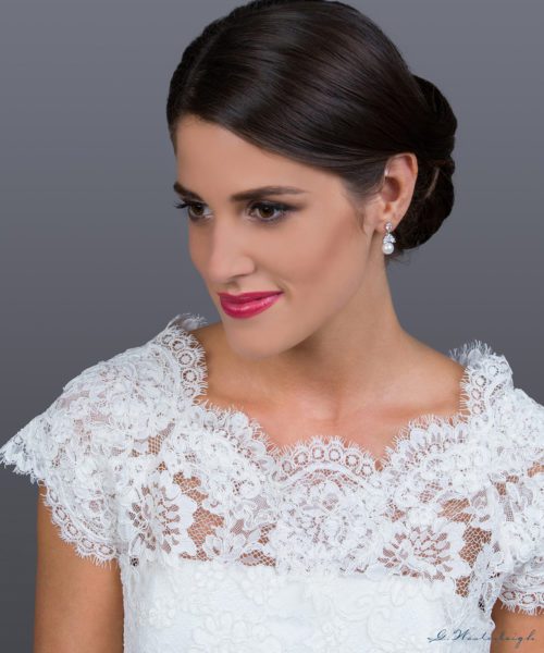 G.Westerleigh. Øreringe. Model EG3561. Disse fantastiske brudeøreringe har en luksuriøs elfenbensfarvet perle, der falder ned fra en udsøgt rhodiumbelægning prydet med flimrende små Cubic Zirconia-krystaller.