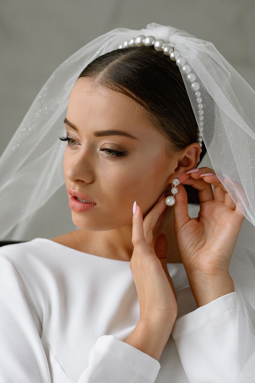 G.Westerleig. Model ER168. Elegant og stilfuld bryllupsørering dekoreret med Cubic Zirconia krystaller og elfenbensfarvede perler i guldfarve.