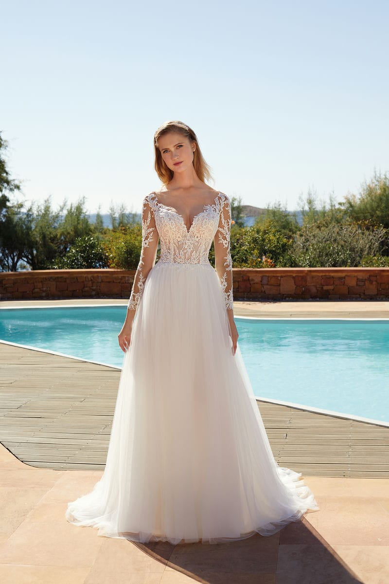OreaSposa. Model L1099. Smuk A-line brudekjole med blonder på overkroppen, lange transparente ærmer, dyb rygudskæring og tylskørt.