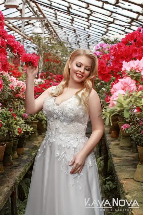 Kaya Nova. Model Ingrid. Smuk A-line brudekjole i tyl. Kjolen har en champagnefarvet bund og Ivory blonder, der fra overkroppen fader ned på skørtet..