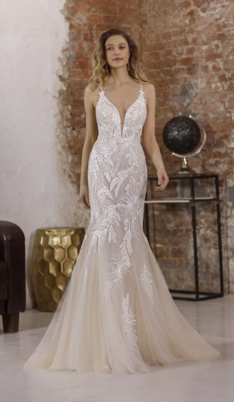 Jarice Bridal. Model Kameron. Smuk havfruekjole i tyl med nude bund og Ivory perlebroderi. Kjolen har dyb udskæring foran, tynde stropper, der danne kryds på den helt bare og dybe ryg.