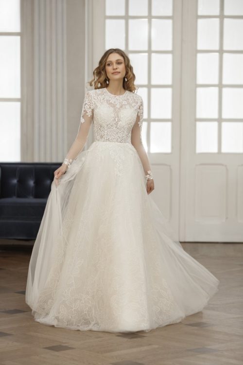 Jarice Bridal. Model Lucienne. Langærmet A-line brudekjole med tylskørt. Kjolen har høj halsudskæring og har en lukket ryg, men overkroppen er transparent og har smukke blonder.