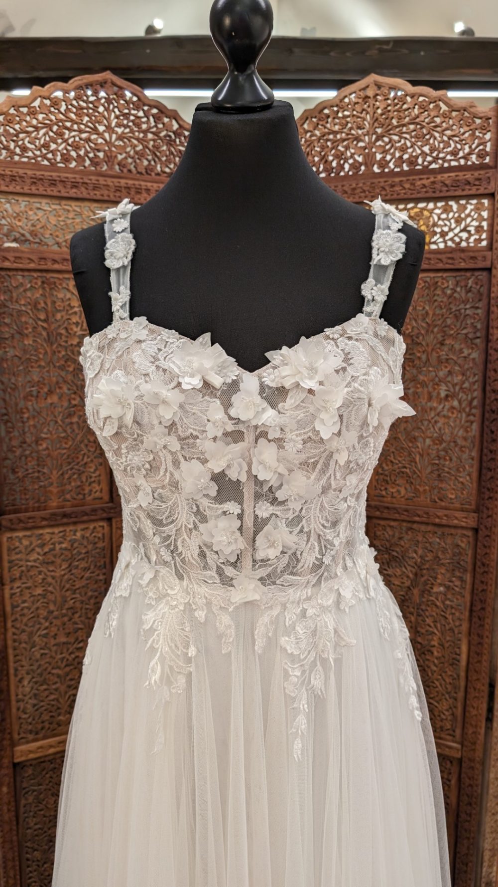 Maggie Sottero. Model Mirra. Smuk og romantisk A-line brudekjole med 3-D blomsterapplikationer, der fader ned på tylskørtet. Kjolen er næsten uden slæb.
