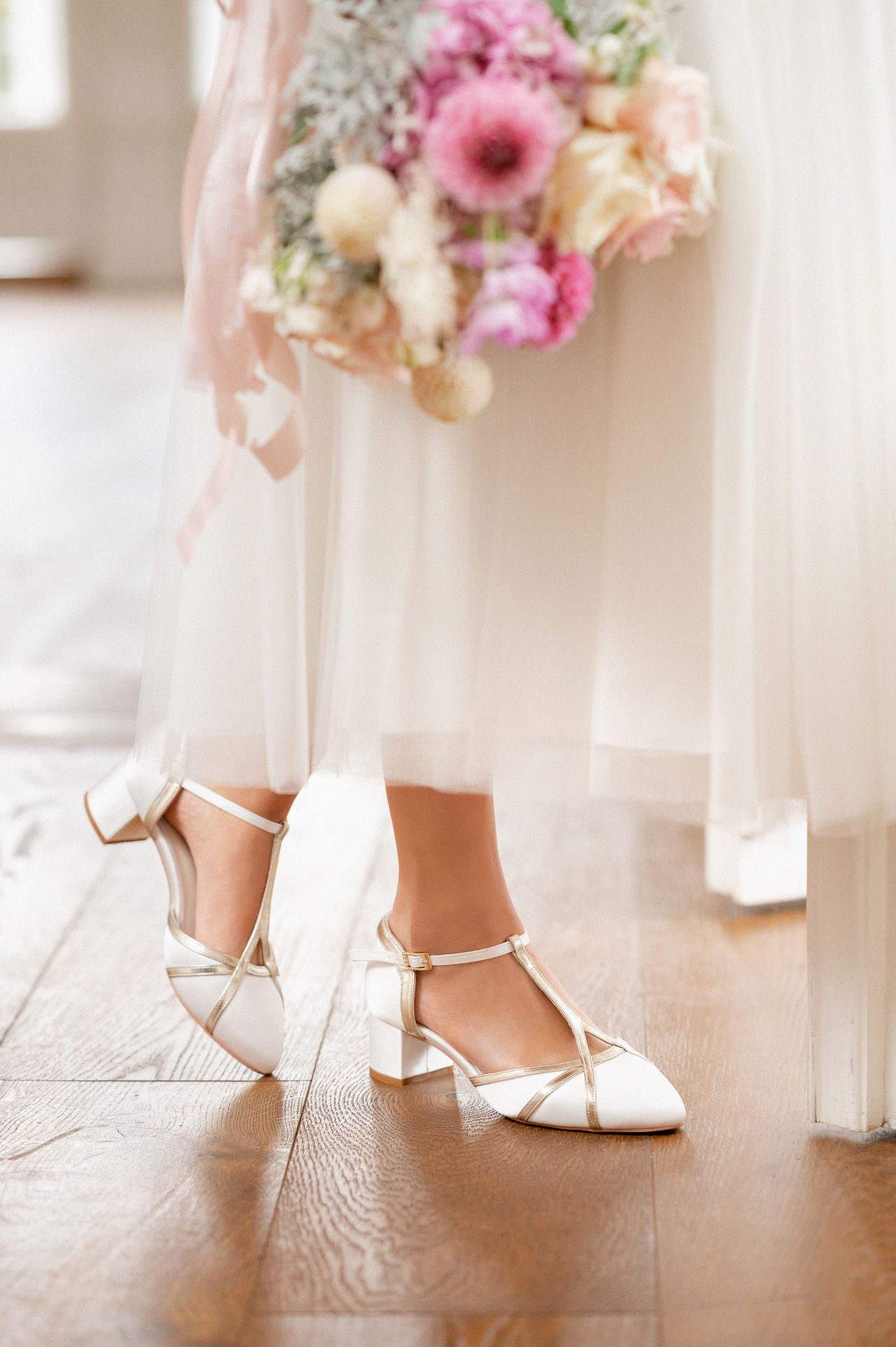 G. Westerleigh. Sko. Model Dorothea. Elegant og konfortabel sko i satin med gyldne stropper. Hælhøjde 4,8 cm.