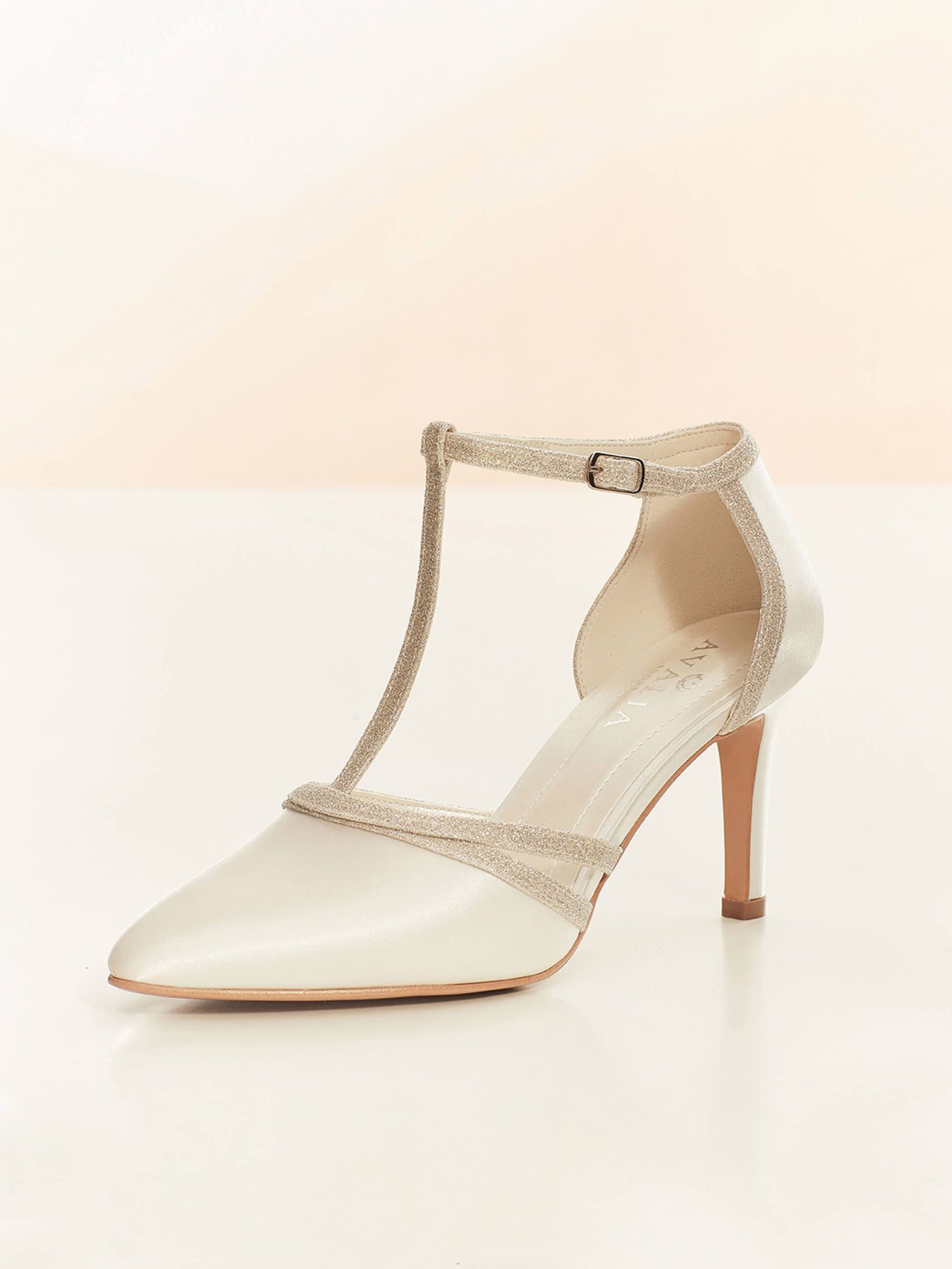 Bianco Evento. Avalia sko model Wilma. Lukket sko med 8,5 cm stilethæle og t-rem i glitter.
