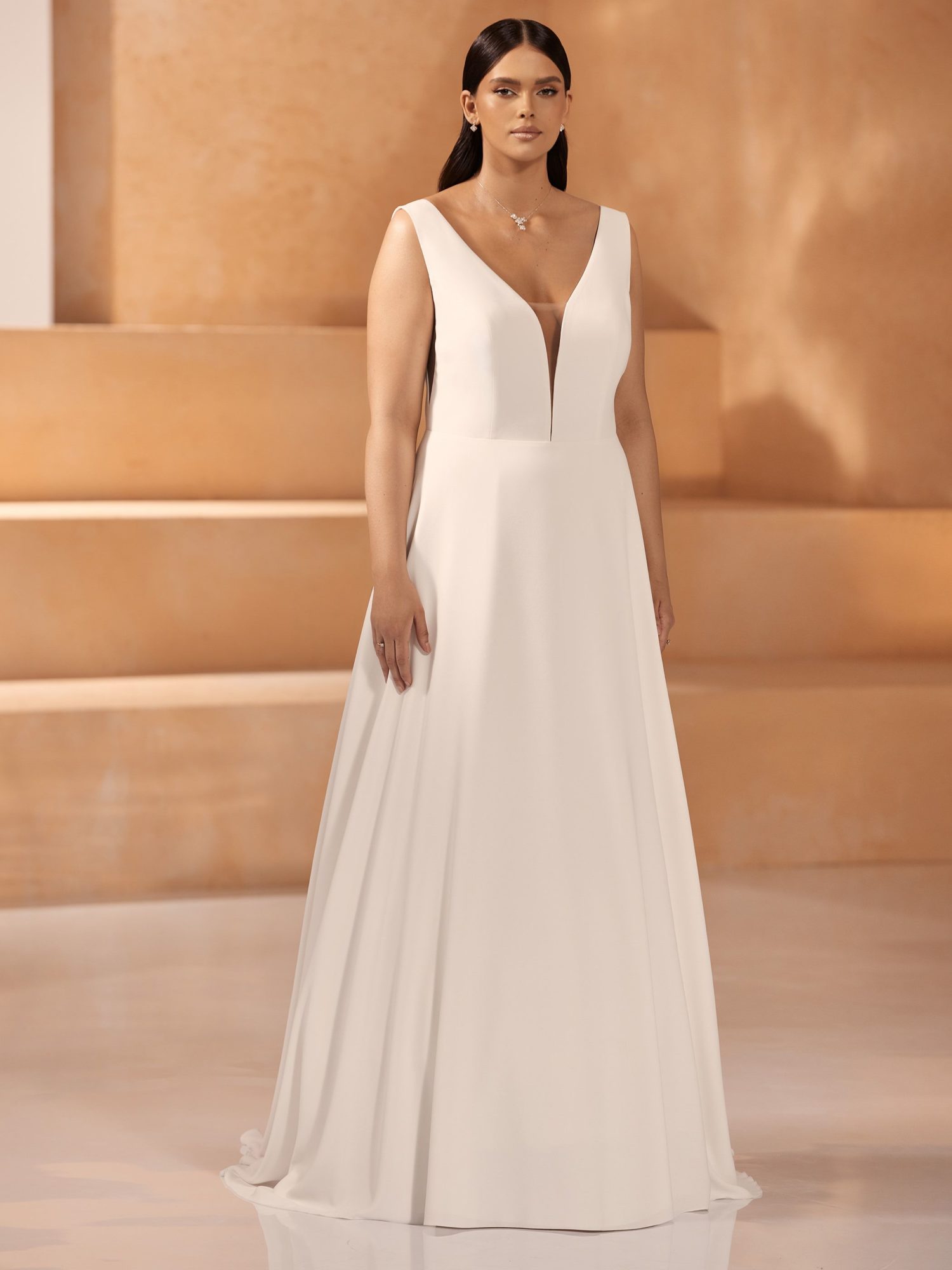 Bianco Evento. Model Gobi. Smuk og enkel A-line brudekjole i crepe. Kjolen har v-udskæring både foran og bagpå.