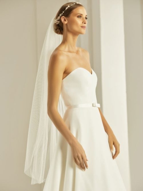 Bianco Evento. Model S-303. Mellemlangt enkeltlaget slør med klippet kant. Ivory, soft, 110 cm.