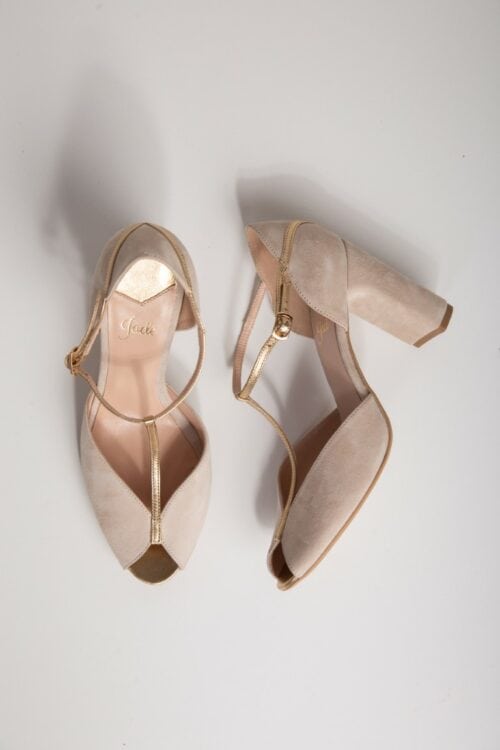Jadé Bridal Shoes. Model Retro. I Coconut white nubuck skind og gylden rem.. Hælhøjde 9 cm.