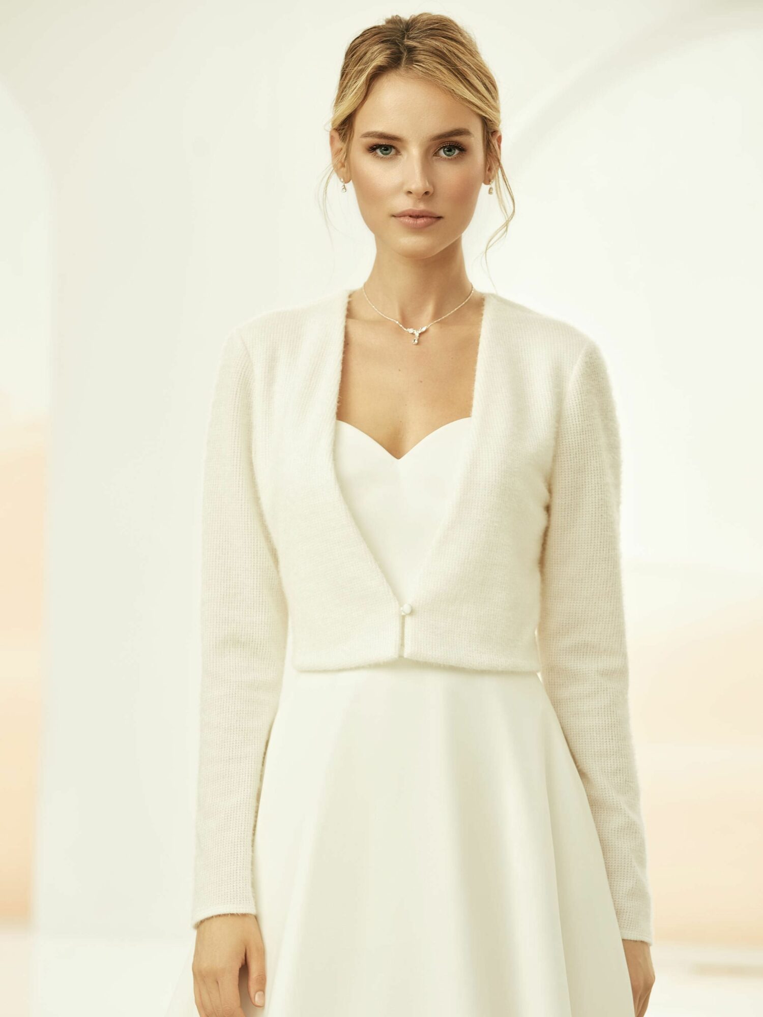 Bianco Evento. Model E-317. Strikket bolero med cashmere effekt.