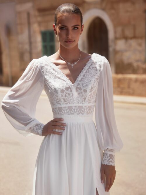 Bianco Evento. Model E484. Blondebolero med v-udskæring både foran og bagpå og lange chiffonærmer.