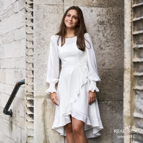 Konfirmationskjole 2025 fra danske Realsilk. Model: Edel