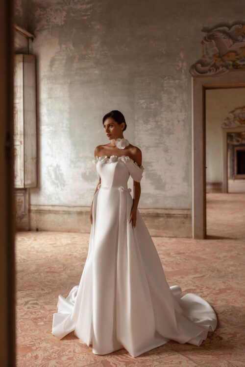 Ivory Bridal Fashion. Model Elegant. Smuk slank satinkjole med detaljer af 3-D blomster og et stort aftageligt slæb.