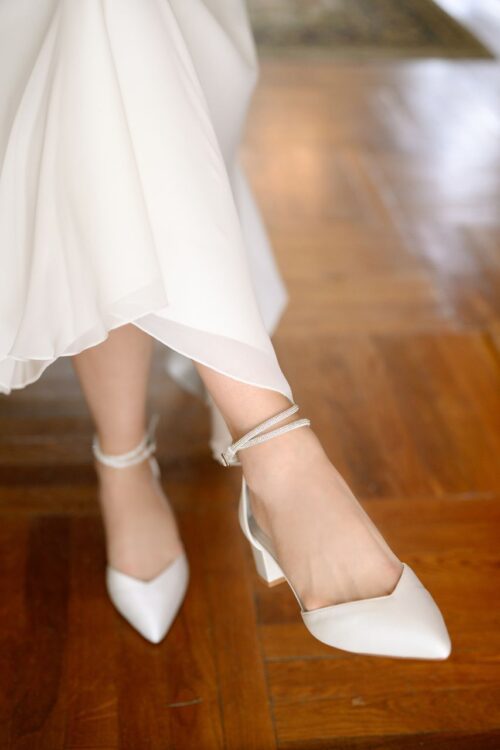 G. Westerleigh. Model Inez. Ivory satin sko med blokhæl på 4,8 cm.