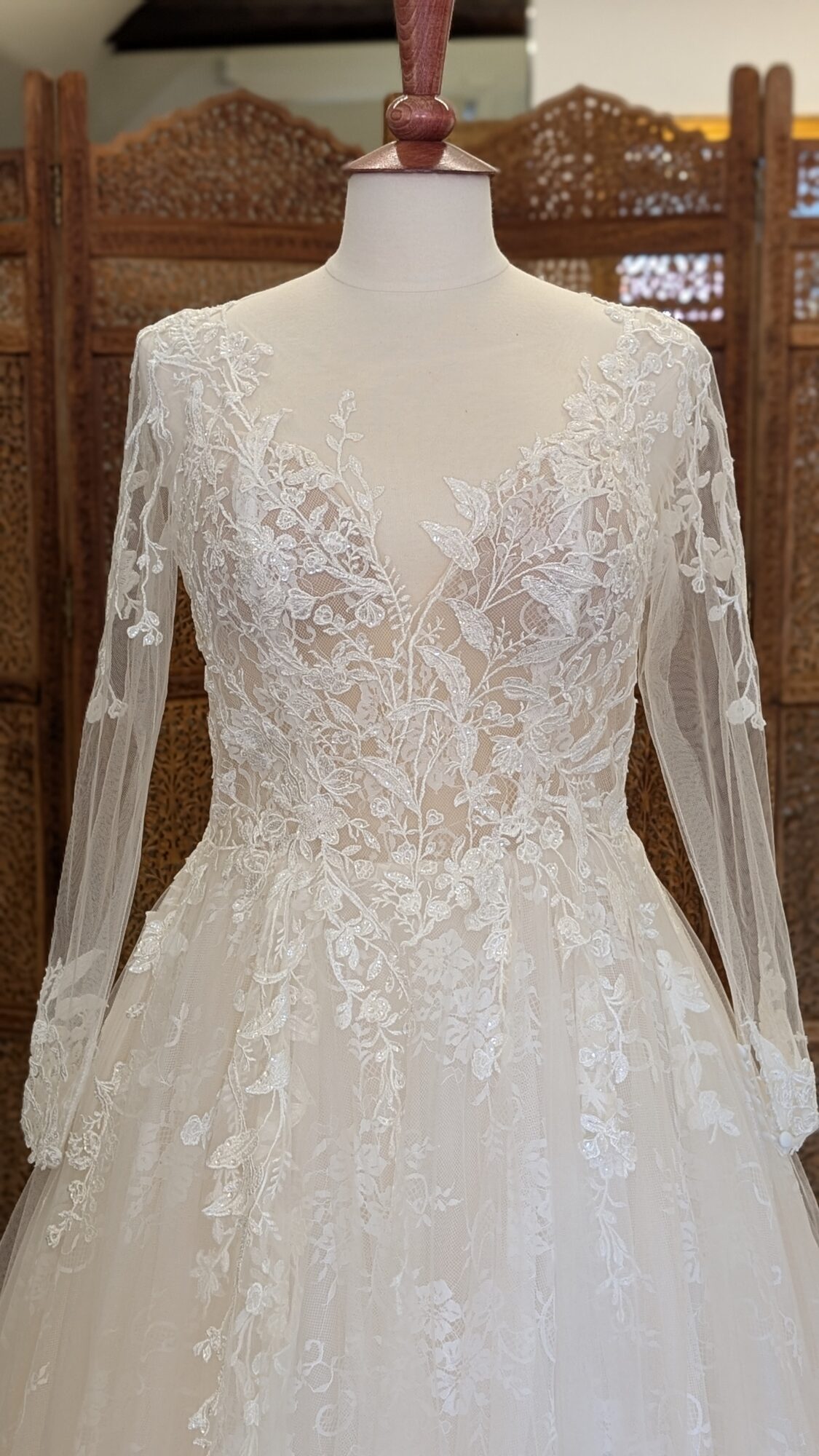 Tiffanys Bridal. Model Zurich. Smuk romantisk A-line brudekjole i tyl med blonder fra top til tå. Kjolen har transparent overkrop, lange ærmer i Ivory mesh og et stort key-hole på ryggen.