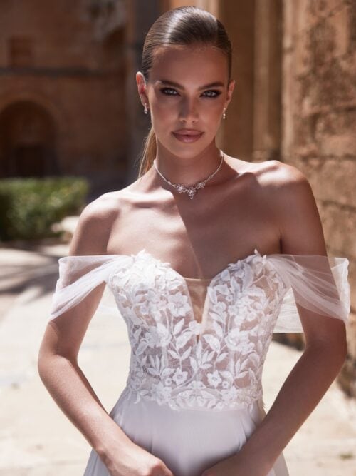 Bianco Evento. Model E-473. Bolero med off-shoulder ærmer.