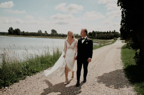 Pronovias. Model Pasiphae. Smuk og dekorativ slank brudekjole i crepe, med lange ærmer. Kjolen har v-udskæring foran og en lukket men transparent ryg.