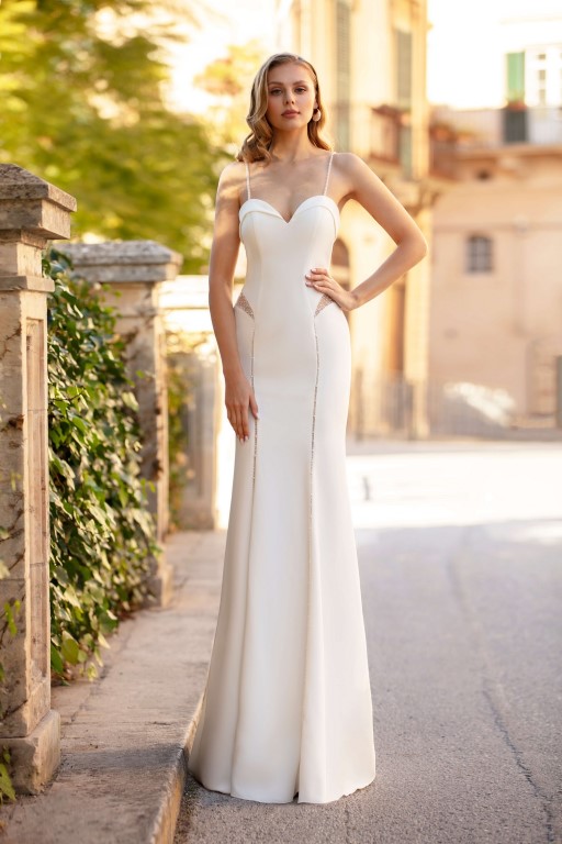 Jarice Bridal. Model Alcyna. Smuk, slank og sexet brudekjole i crepe med små cut-outs hvor der er nude mesh der er dekoreret med perler. Kjolen har hjerteudskæring og spagettistropper.