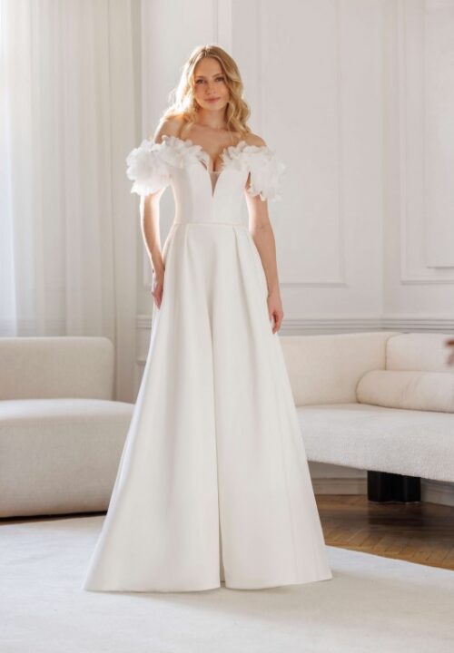 Jarice Bridal. Model Allasio. A-line brudekjole i Mikada satin med sweatheart udskæring og offshoulder ærmer der er fyldt med 3-d blomster i tyl.
