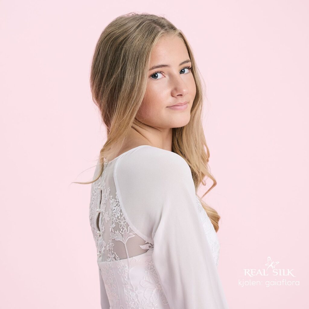 Realsilk konfirmationskjole 2026. Model Gaiaflora - closeUp