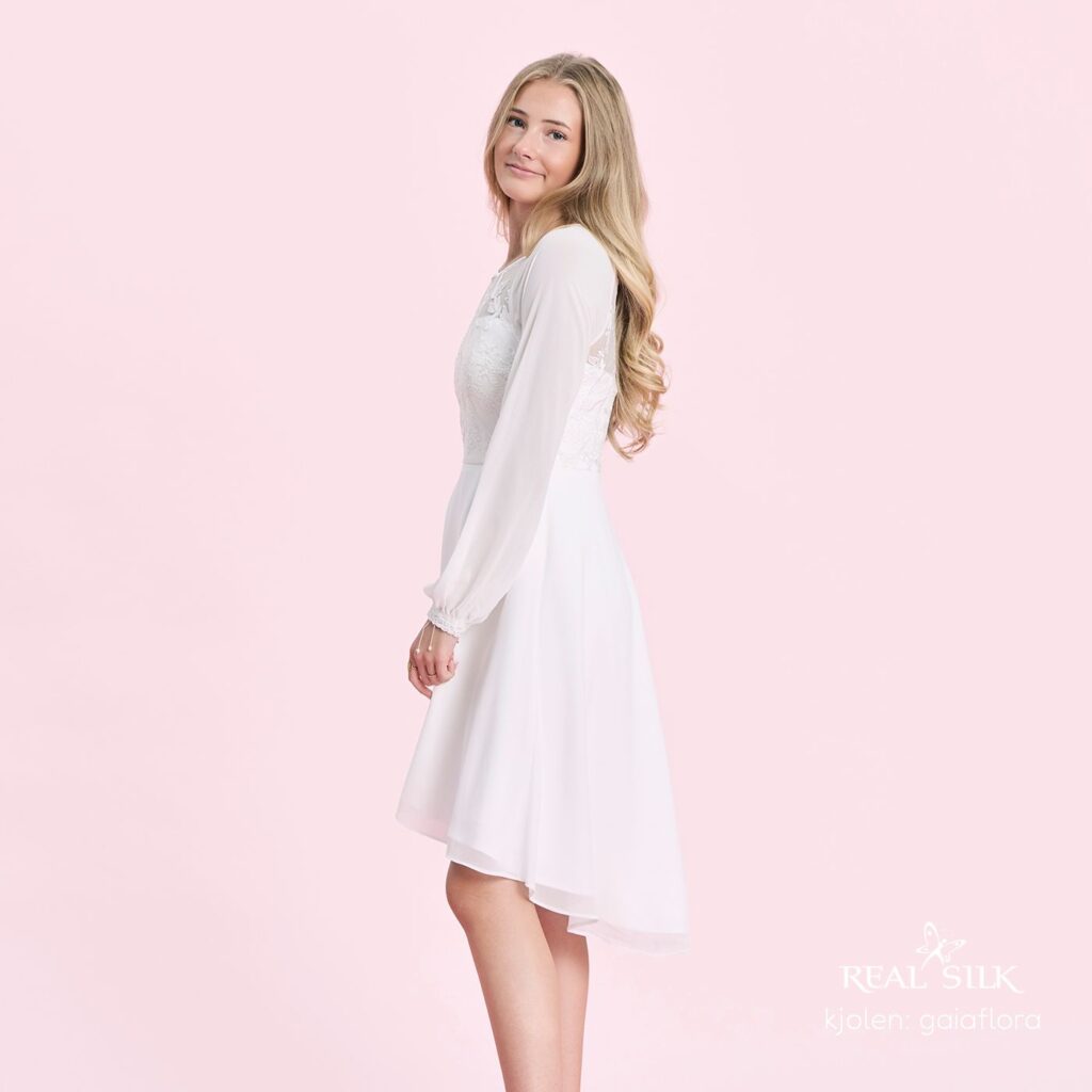 Realsilk konfirmationskjole 2026. Model Gaiaflora - side
