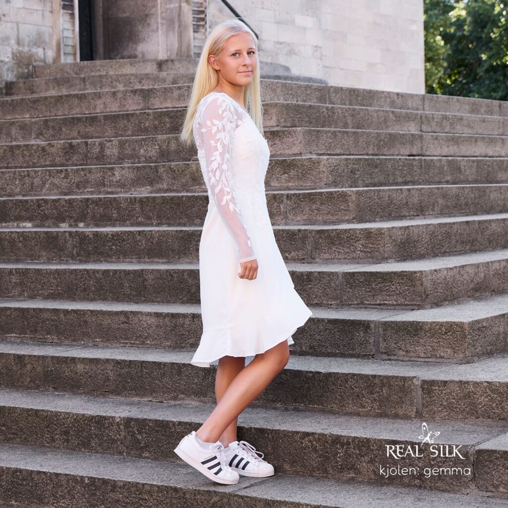 Realsilk konfirmationskjole 2026. Model Gemma - side