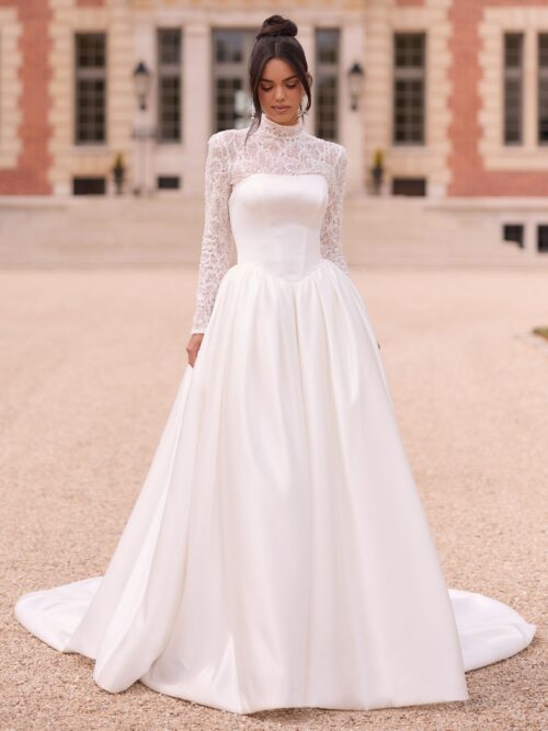 Bianco Evento. Model Alberta. Stropløs prinsessekjole i Mikadosatin med tilhørende blondetop. Kjolen har en smule v-udskæring i taljen og et meget fyldigt skørt med læg, der giver fokus på en timeglasfigur.