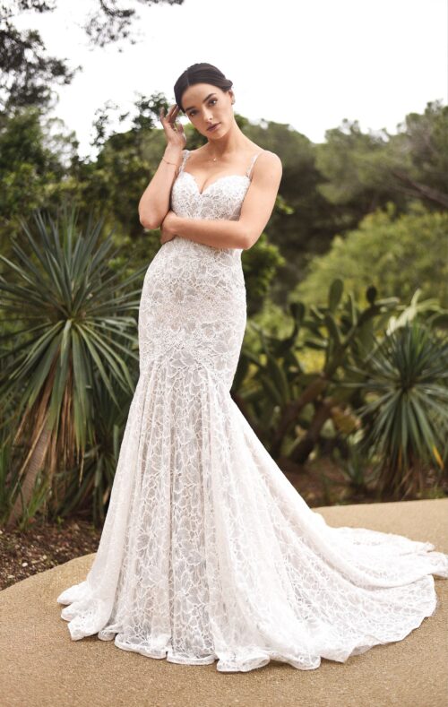 Bella by Eglantine. Model Bel22528. Meget smuk slank helblondekjole, med nude fór, der får den Ivory blonde til at træde tydeligt frem. Kjolen har hjerteudskæring, tynde spagettistropper og en dekorativ ryg med key-hole. Kjolen sidder tæt om hofter og numse, men brede sig ud i et smukt skørt og langt slæb.