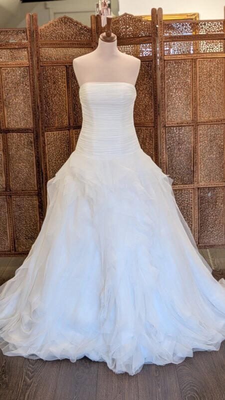 White One. Model Noray. Prinsessekjole i tyl med drapperet overkrop med lige udskæring, lav talje og et fyldigt og flot flæseskørt med slæb.