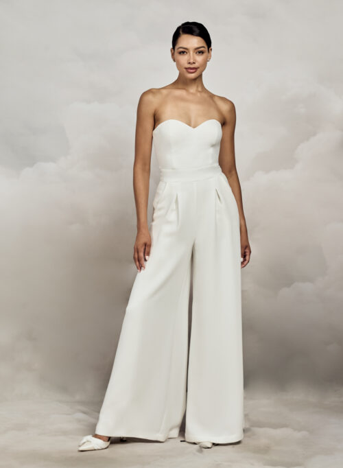 Catherine Deane. Model Ryo. Buksedragt i en kraftig crepe. Buksedragten har hjerteudskåret corsage, bredt bånd i taljen og brede bukseben med store læg ved taljen.