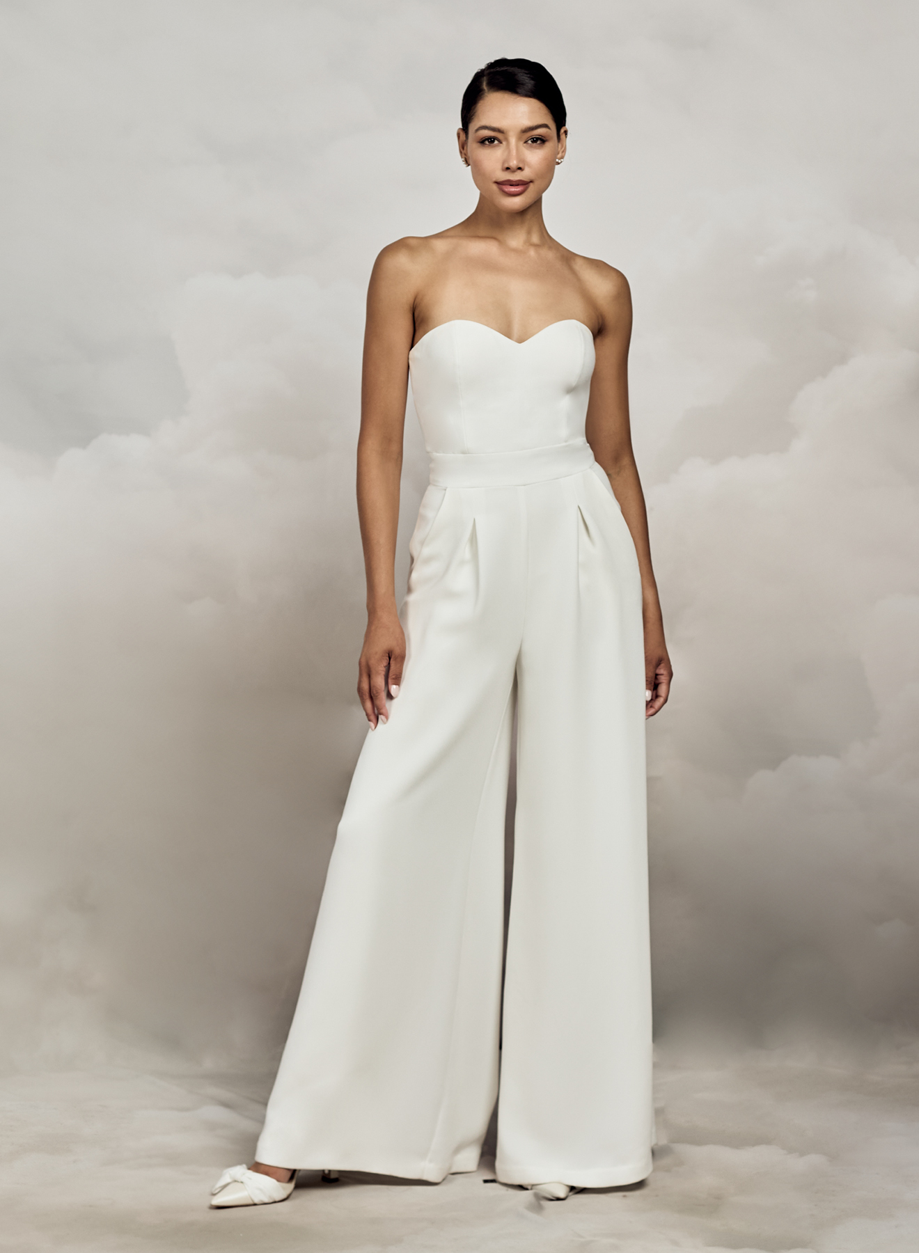 Catherine Deane. Model Ryo. Buksedragt i en kraftig crepe. Buksedragten har hjerteudskåret corsage, bredt bånd i taljen og brede bukseben med store læg ved taljen.