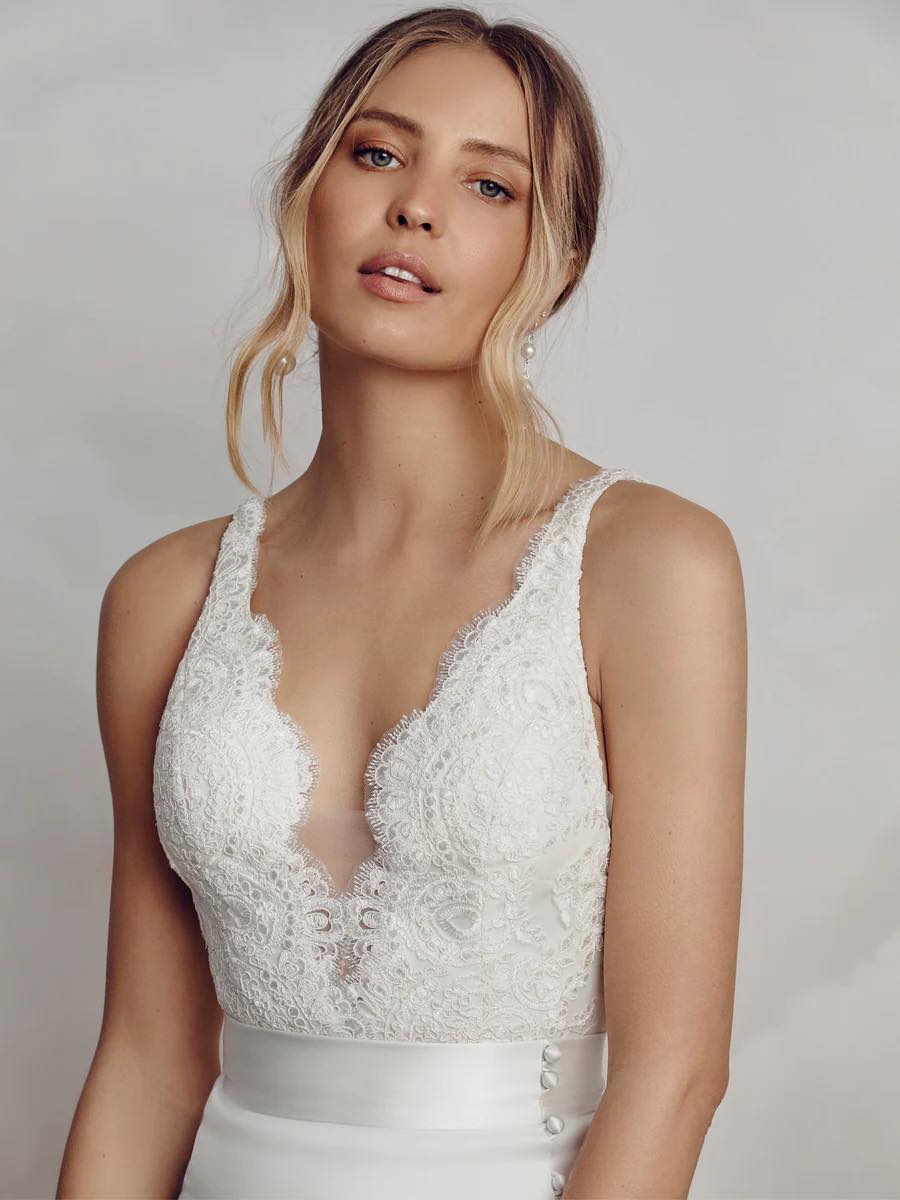Catherine Deane. Model Zoe body. Smuk blondebody med dyb v-udskæring både foran og bagpå og med brede stropper.