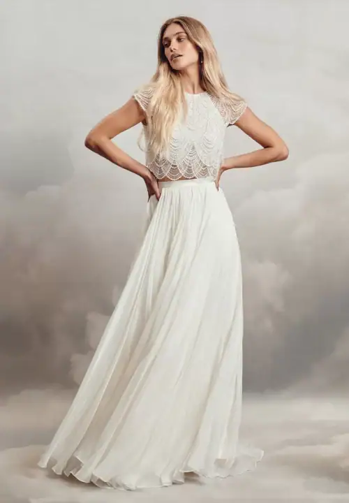 Catherine Deane. Model Delia Skirt. Let A-line skørt i silkechiffon. Skørtet har en 2,5 cm glat silkelinning i taljen og lukkes med både lynlås og stofbetrukne knapper i ryggen.