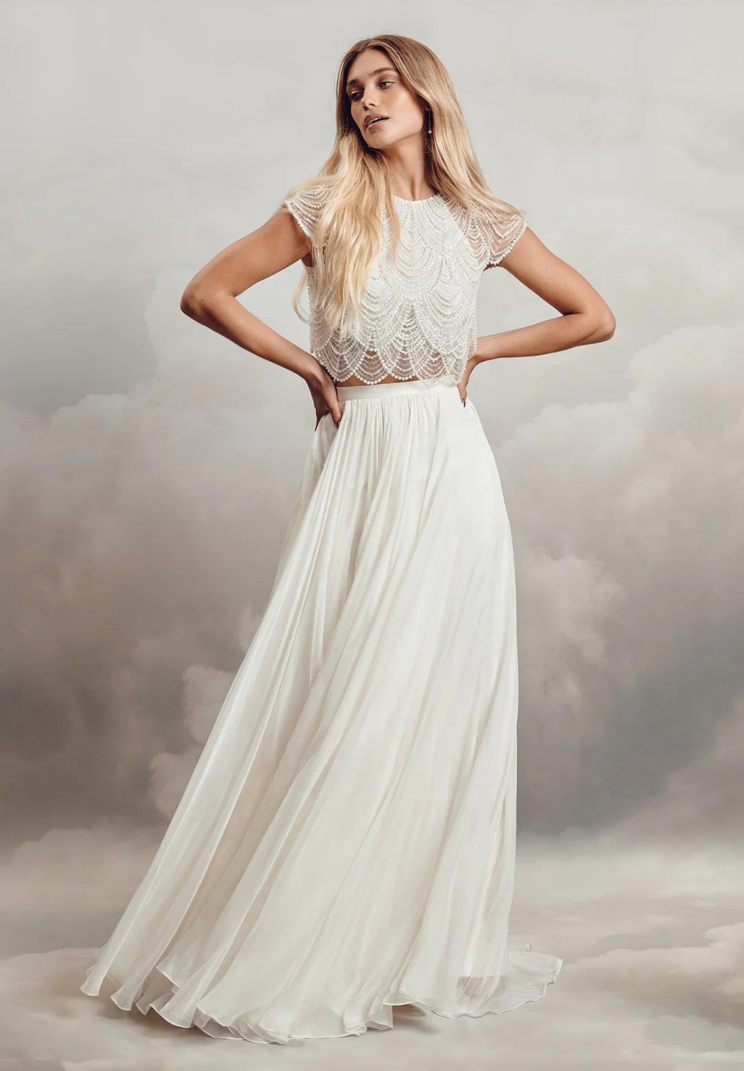Catherine Deane. Model Delia Skirt. Let A-line skørt i silkechiffon. Skørtet har en 2,5 cm glat silkelinning i taljen og lukkes med både lynlås og stofbetrukne knapper i ryggen.