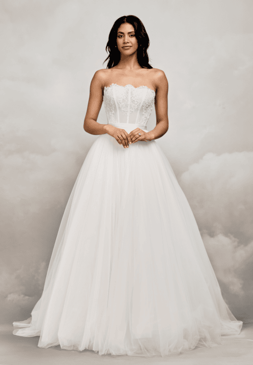 Catherine Deane. Smuk let transparent blonde corsage med snøre i ryggen. Blondetunger i udskæringskanten og tydelige stivere. Corsagen har mulighed for at tilføje en en blød cowl neckline i crepe ogg drapperede off-shoulder ærmer.