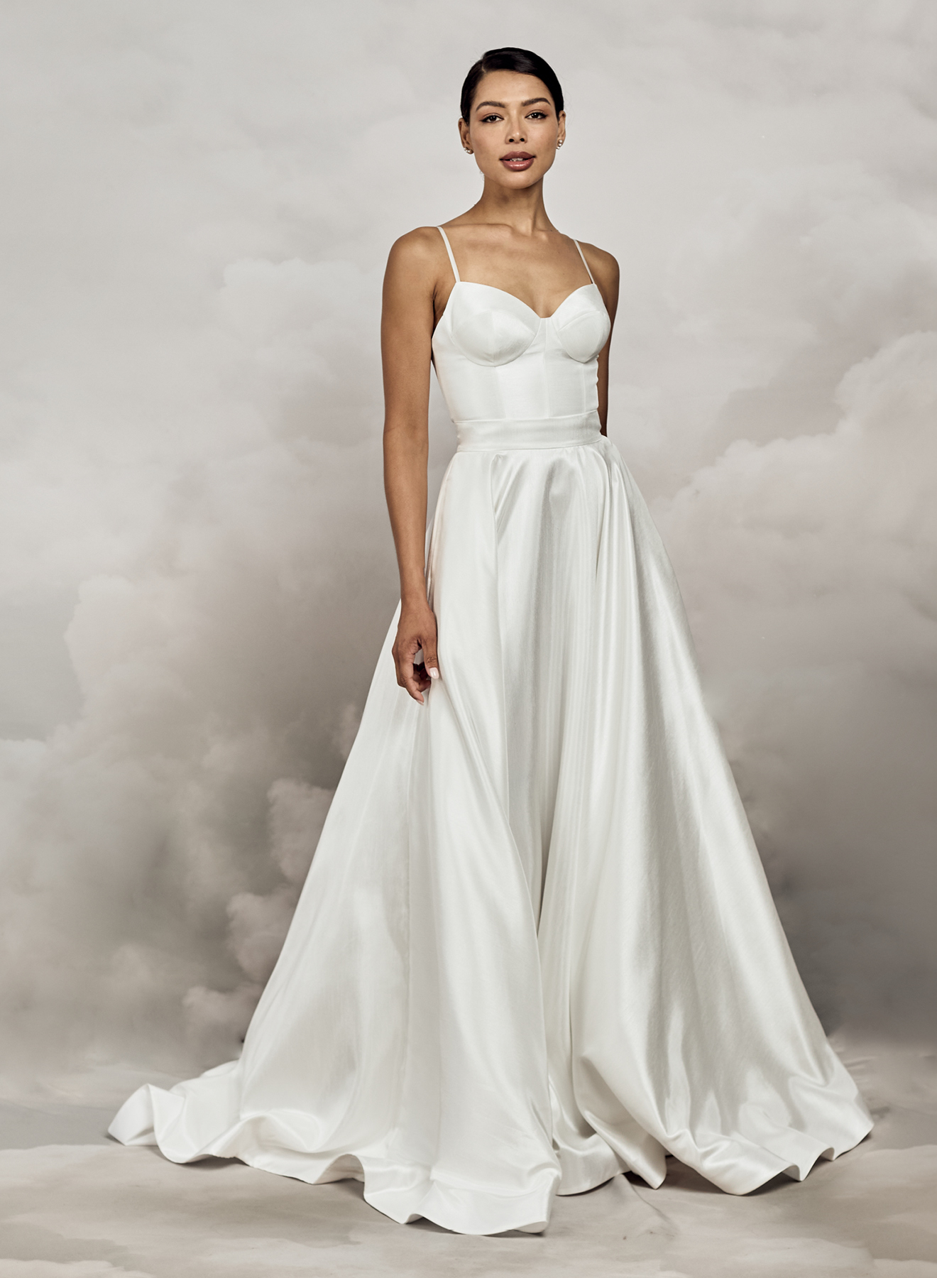 Catherine Deane. Model Anna skirt. Fuld sol skørt i thai silke med bred linning i taljen, stofbetrukne knapper i lænden og lommer.