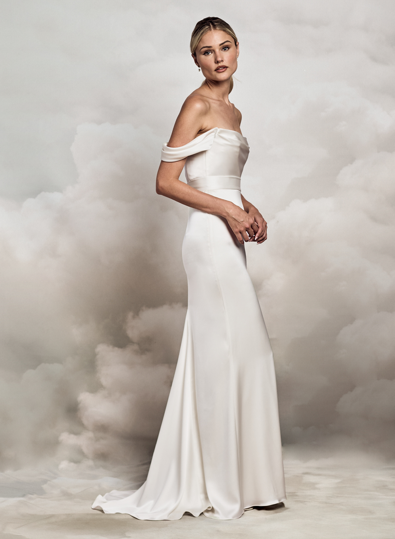 Catherine Deane. Model Dune bodies satin. Smuk og enkel corsage med draperet lige skæring hen over barmen. Off-shoulder stropperne er aftagelige. Lynlås i ryggen.