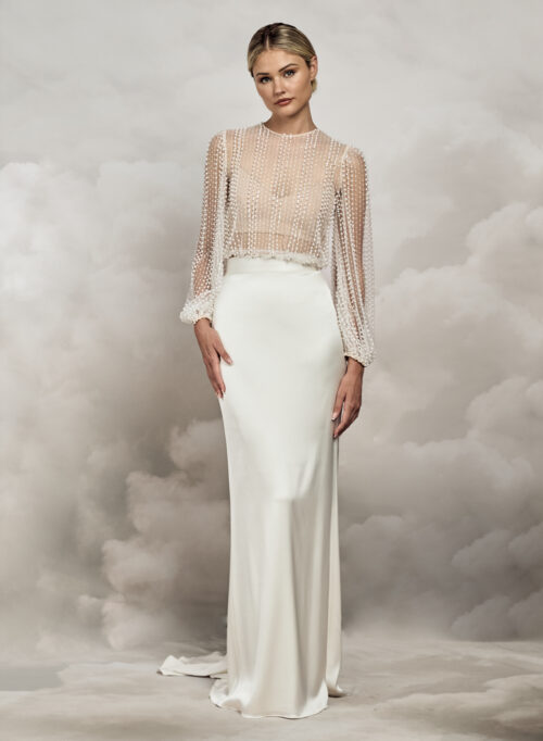 Catherine Deane. Model Rosalind Top. Smuk og elegant perlebesat top med lange ballonærmer. Toppen er transperent og de lodrette linjer af perler er i forskellig størrelse. Toppen har elastik ved håndled og i taljen. Den lukkes med perler i ryggen.