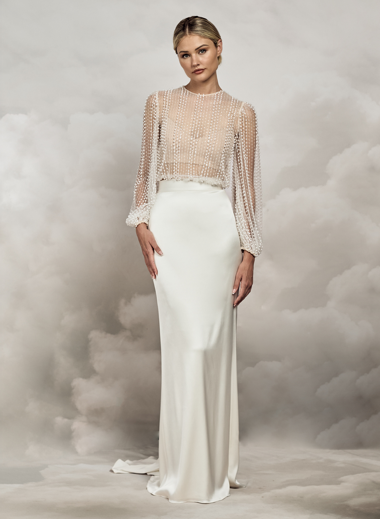 Catherine Deane. Model Rosalind Top. Smuk og elegant perlebesat top med lange ballonærmer. Toppen er transperent og de lodrette linjer af perler er i forskellig størrelse. Toppen har elastik ved håndled og i taljen. Den lukkes med perler i ryggen.