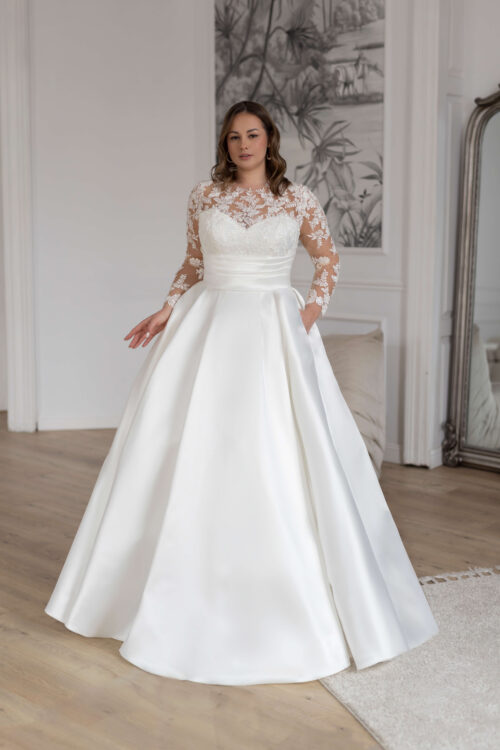 Brudekjole med lange transparente blondeærmer, sweetheart-overdel, bred talje og fyldigt glat skørt
