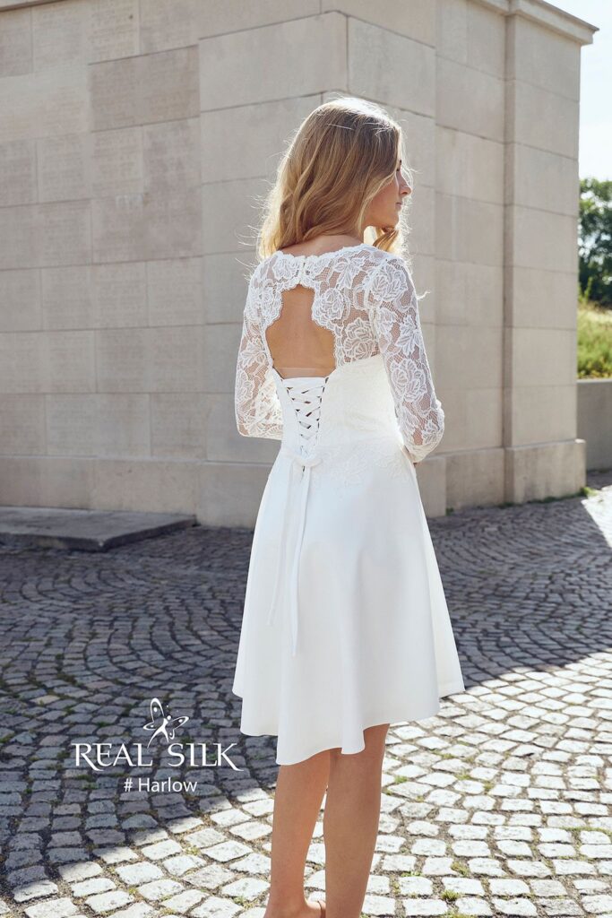 Real Silk Harlow konfirmationskjole bagfra med åben ryg, rosenblonde, knap og snørelukning