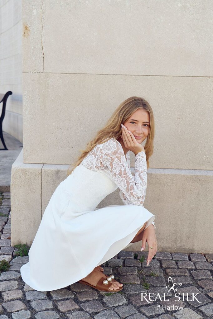 Real Silk Harlow konfirmationskjole fra siden med blondeoverdel, transparent ærme og glat skørt