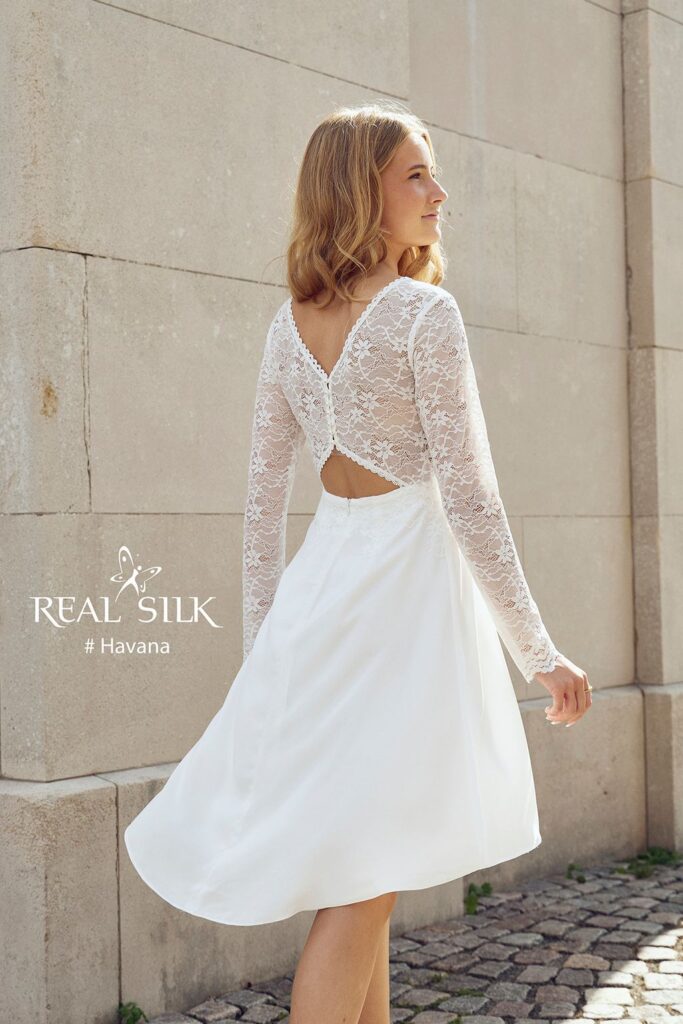 Real Silk Havana konfirmationskjole bagfra med V-ryg i blonde, knapper, åben talje og længere bagstykke