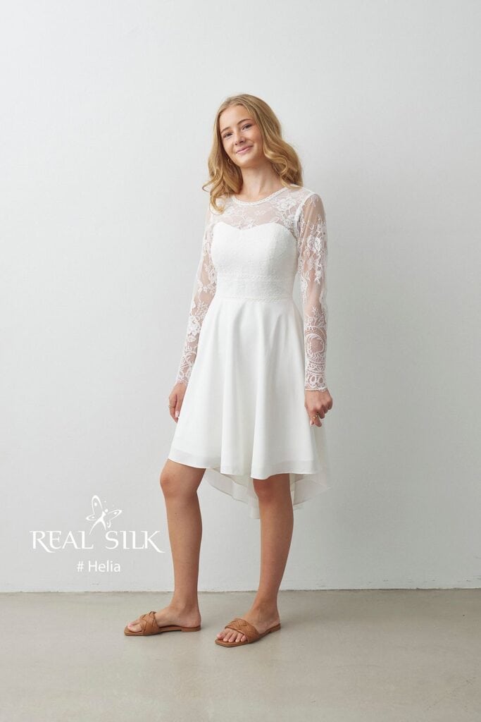 Real Silk Helia konfirmationskjole med hjerteformet blondeoverdel, lange transparente ærmer og high-low-skørt