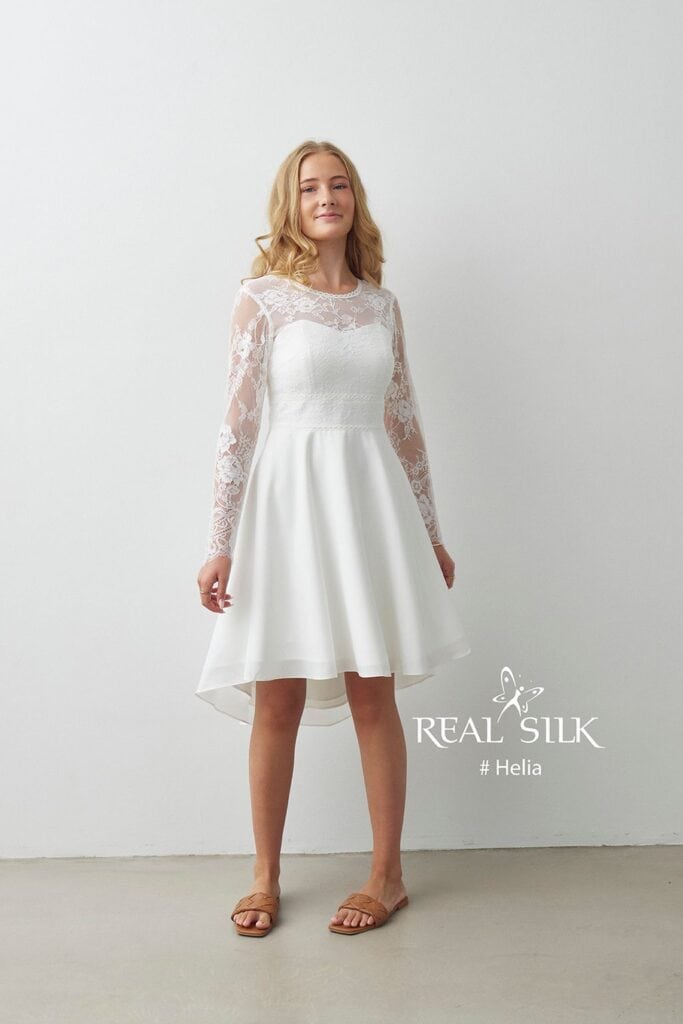 Real Silk Helia konfirmationskjole i helfigur med lange blondeærmer og high-low-skørt i to lag