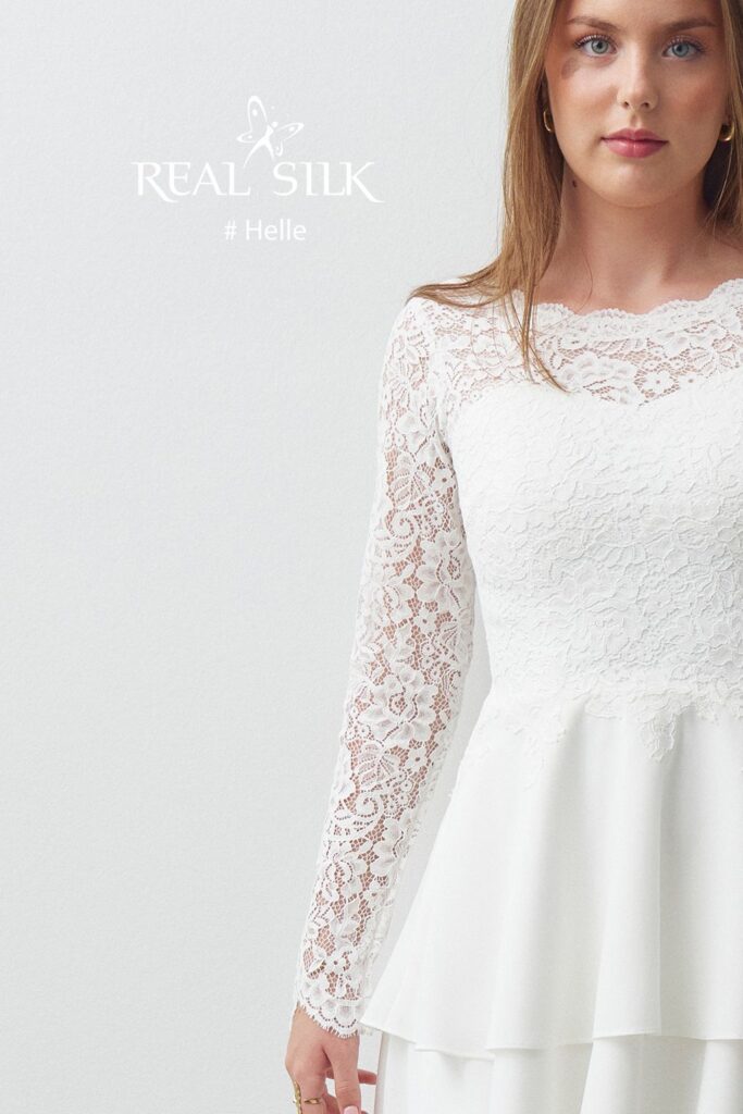 Overdel på Real Silk Helle konfirmationskjole med tæt blomsterblonde, transparent halsudskæring og lange ærmer
