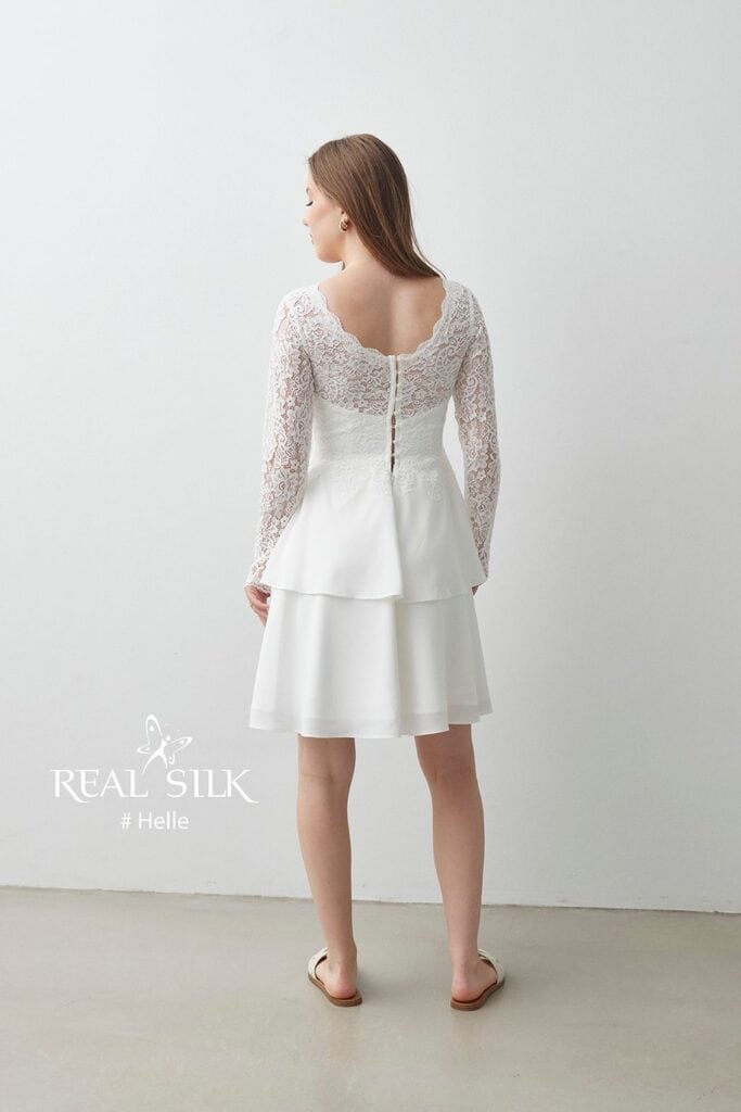 Real Silk Helle konfirmationskjole bagfra med dyb blondekantet ryg, lange ærmer og lagdelt skørt